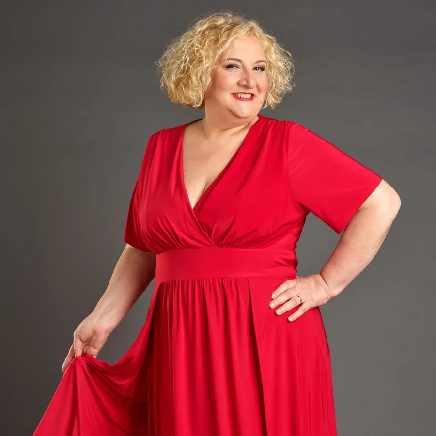 Maria Pia Timo in abito rosso, recital comico Enciclopia
